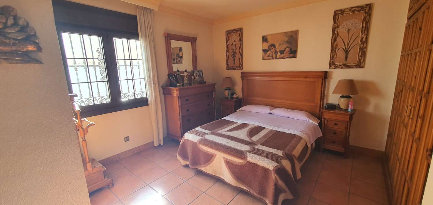 Casa spaziosa e luminosa con 4 camere da letto a Fuengirola, arredata, con garage e a pochi minuti dalla spiaggia e dal centro.