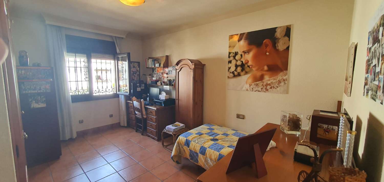 Casa spaziosa e luminosa con 4 camere da letto a Fuengirola, arredata, con garage e a pochi minuti dalla spiaggia e dal centro.