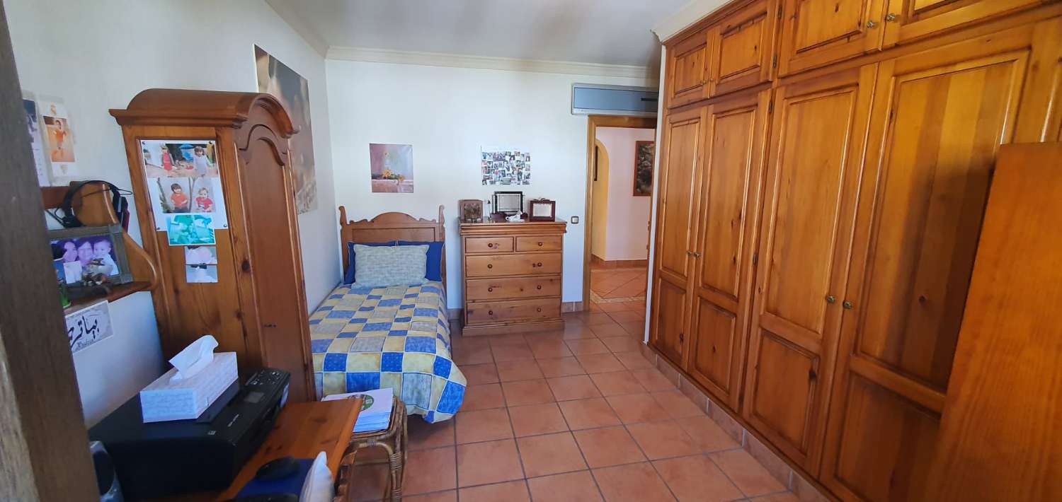 Casa spaziosa e luminosa con 4 camere da letto a Fuengirola, arredata, con garage e a pochi minuti dalla spiaggia e dal centro.