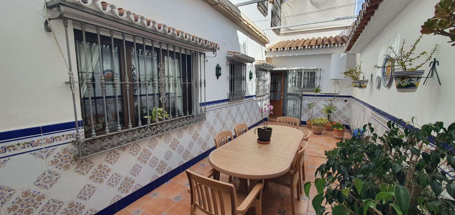 Casa spaziosa e luminosa con 4 camere da letto a Fuengirola, arredata, con garage e a pochi minuti dalla spiaggia e dal centro.