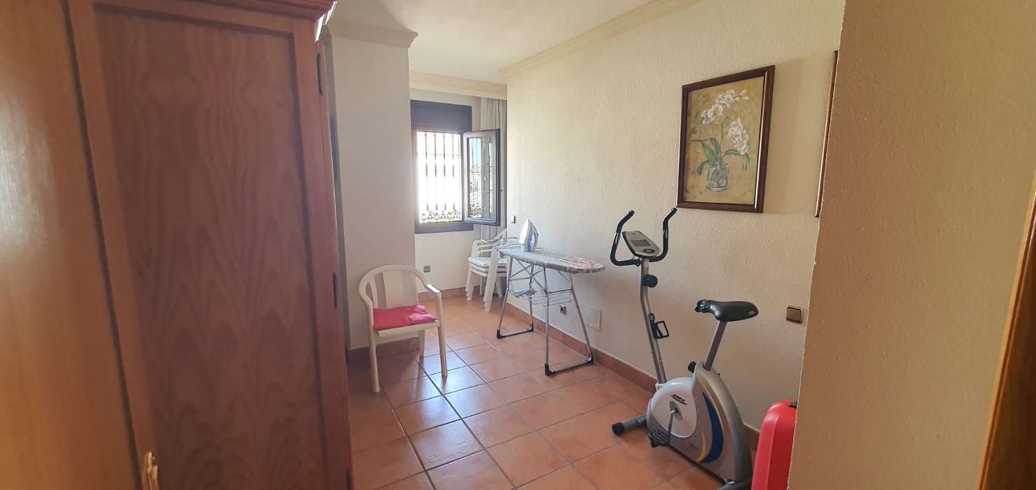 Casa spaziosa e luminosa con 4 camere da letto a Fuengirola, arredata, con garage e a pochi minuti dalla spiaggia e dal centro.