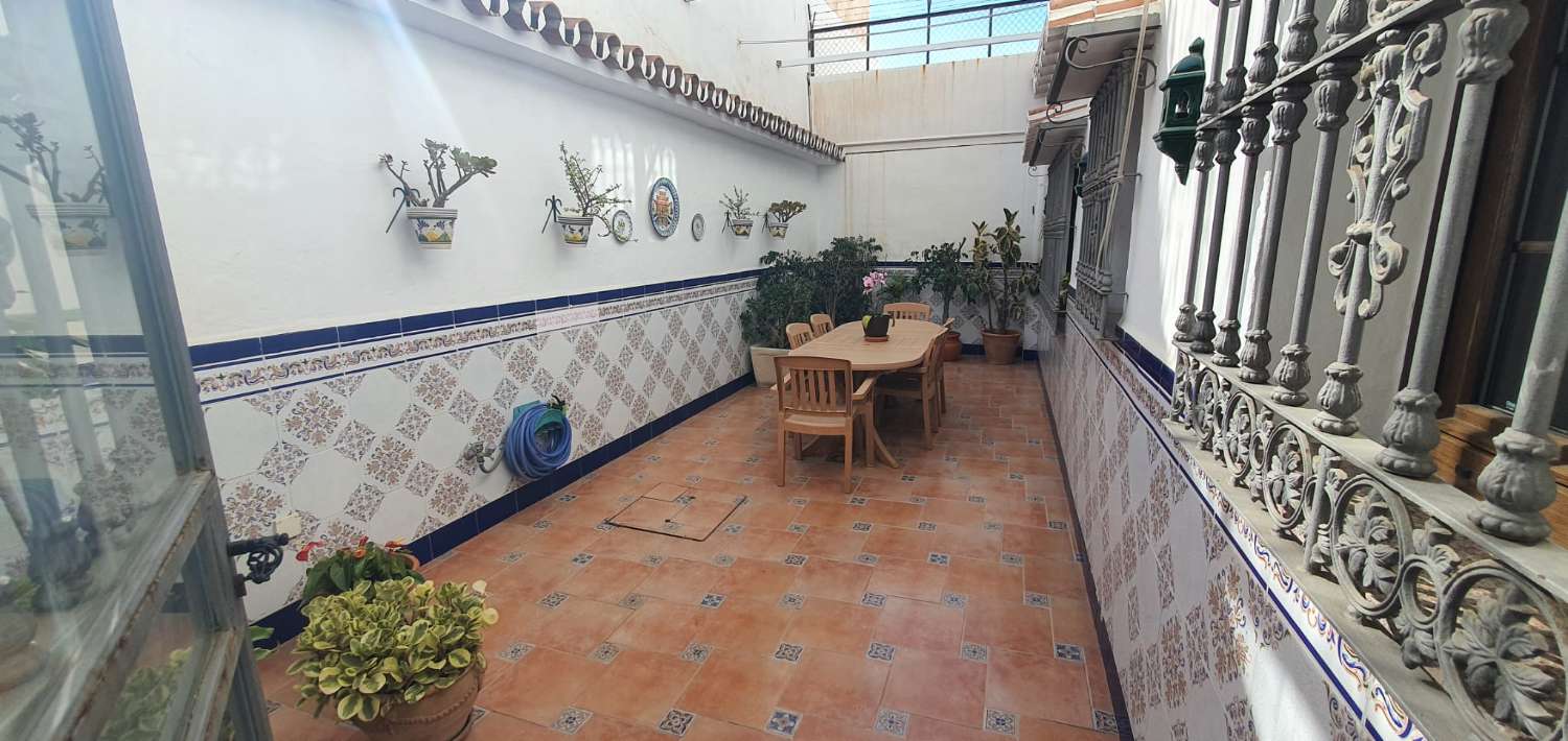 Casa spaziosa e luminosa con 4 camere da letto a Fuengirola, arredata, con garage e a pochi minuti dalla spiaggia e dal centro.