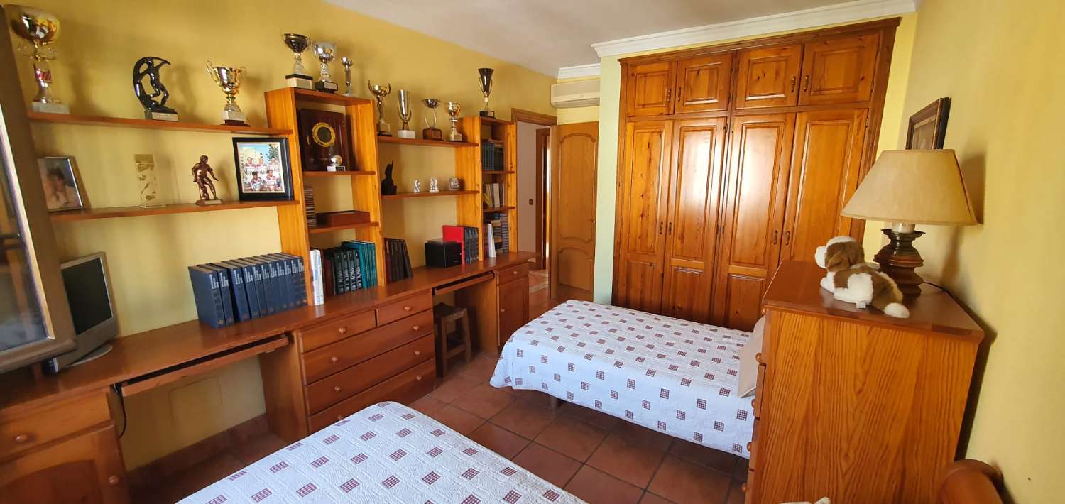 Casa spaziosa e luminosa con 4 camere da letto a Fuengirola, arredata, con garage e a pochi minuti dalla spiaggia e dal centro.