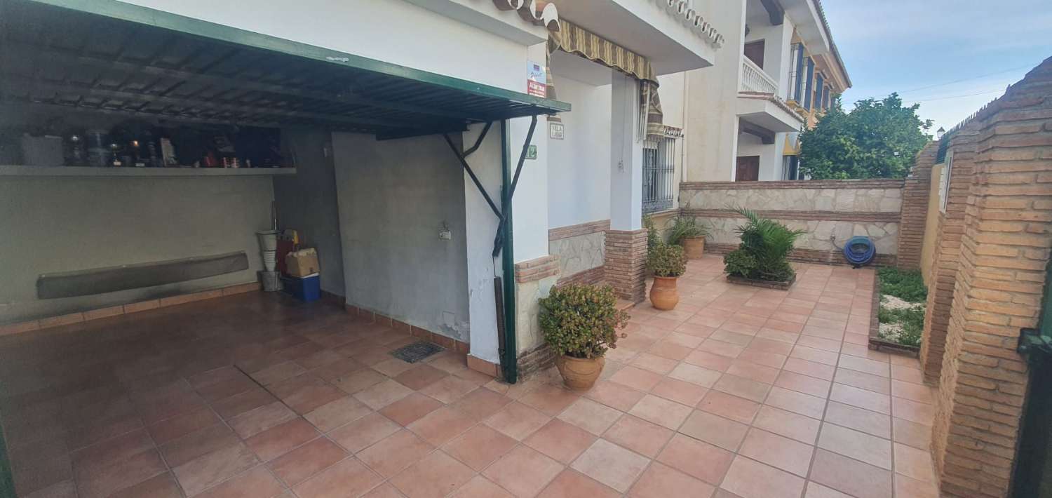 Casa spaziosa e luminosa con 4 camere da letto a Fuengirola, arredata, con garage e a pochi minuti dalla spiaggia e dal centro.