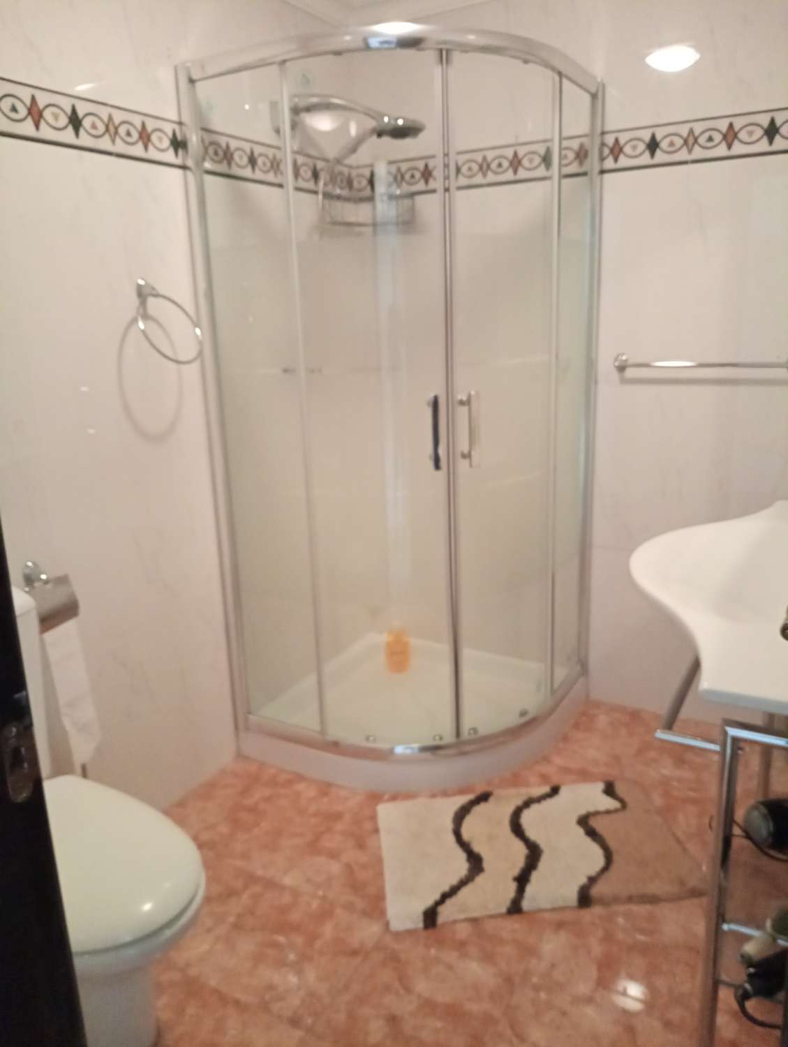 Schöne Villa auf einer Etage. Es besteht aus 3 Schlafzimmern, zwei davon mit einem großen Badezimmer en Suite, einem großen Wohn-Esszimmer, einer unabhängigen Küche,