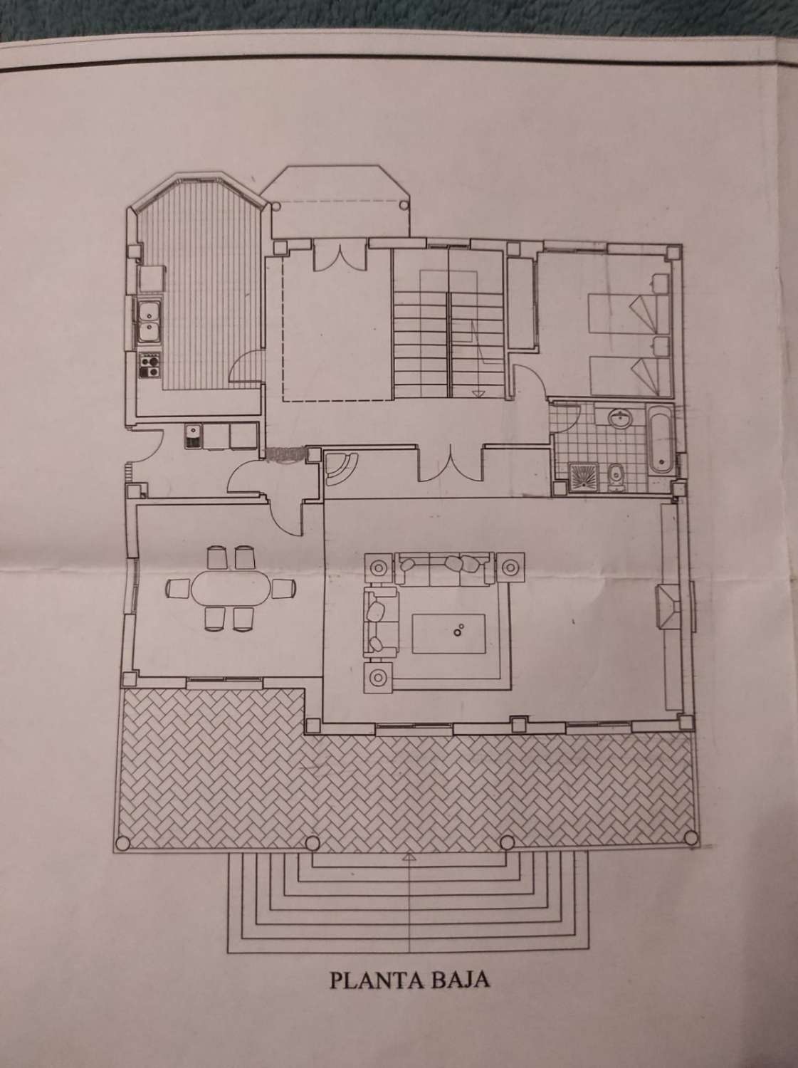 Una casa independiente con 4 dormitorios y 3 baños.  La casa tiene 360m2 con un sótano de 180m2