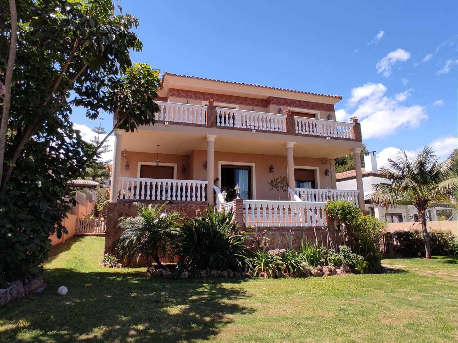 An independent house with 4 bedrooms and 3 bathrooms.  The house has 360m2 with a 180m2 basement