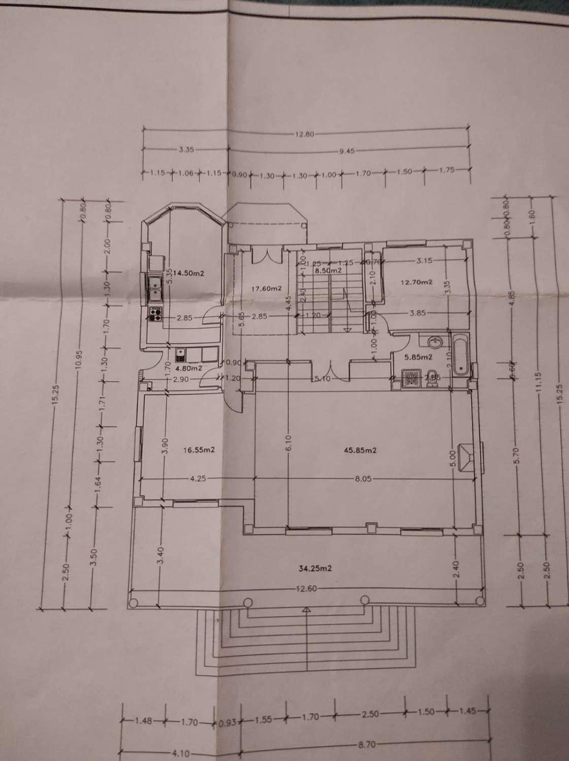 Ein unabhängiges Haus mit 4 Schlafzimmern und 3 Bädern.  Das Haus hat eine Wohnfläche von 360 m² und einen Keller von 180 m²