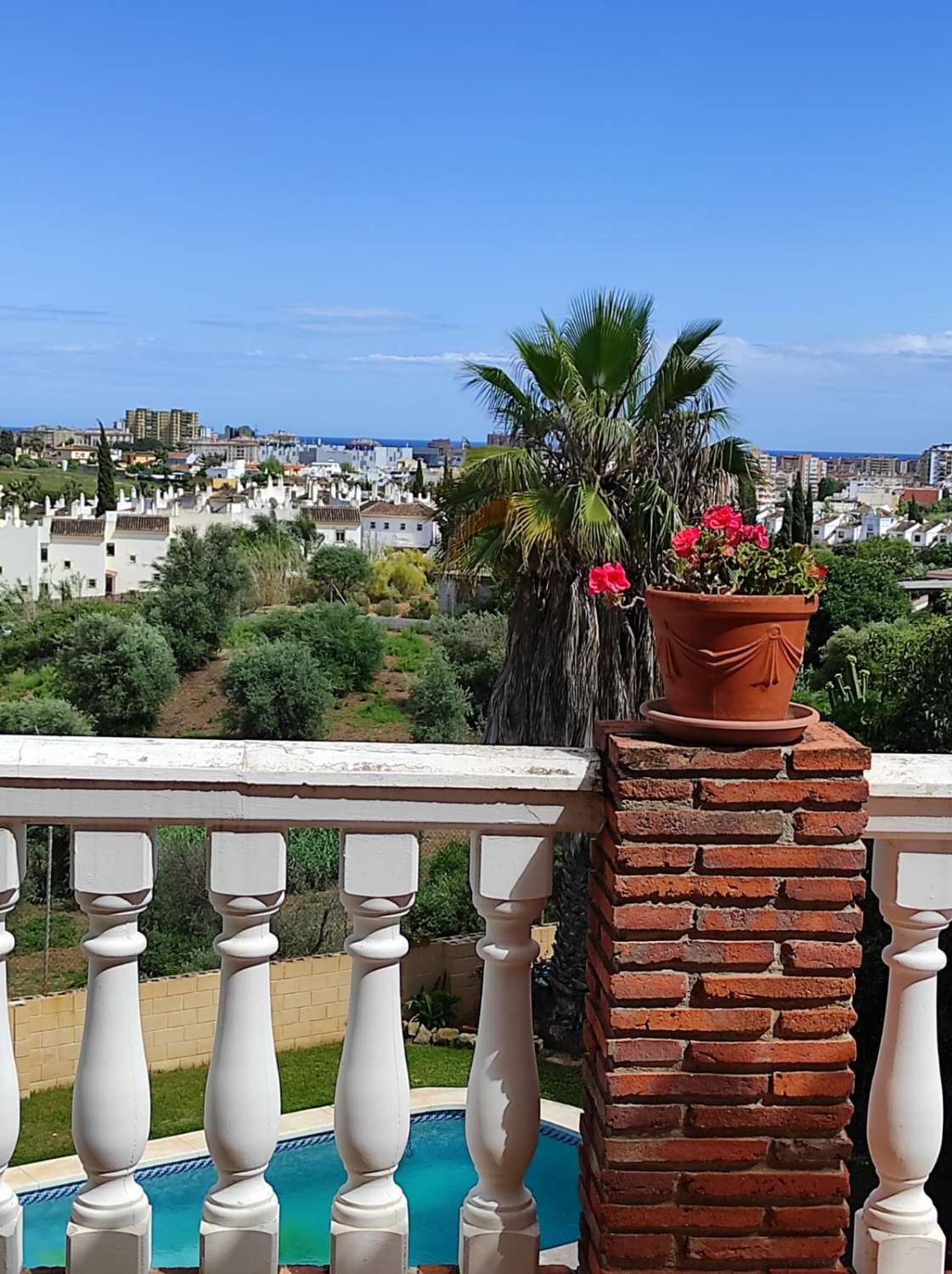 Une maison indépendante avec 4 chambres et 3 salles de bains.  La maison a 360m2 avec un sous-sol de 180m2