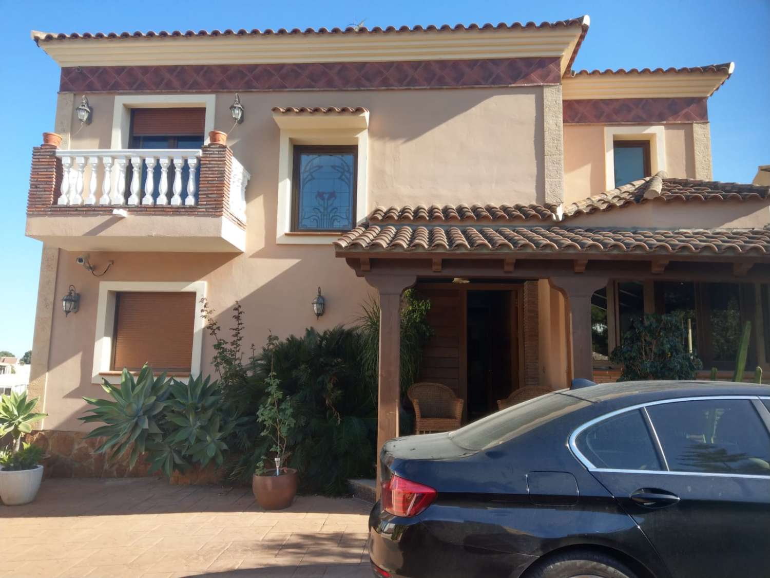 An independent house with 4 bedrooms and 3 bathrooms.  The house has 360m2 with a 180m2 basement