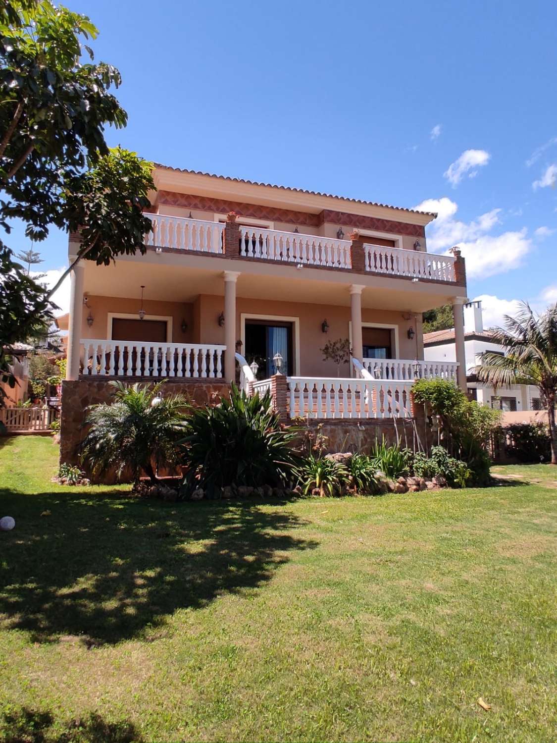 An independent house with 4 bedrooms and 3 bathrooms.  The house has 360m2 with a 180m2 basement