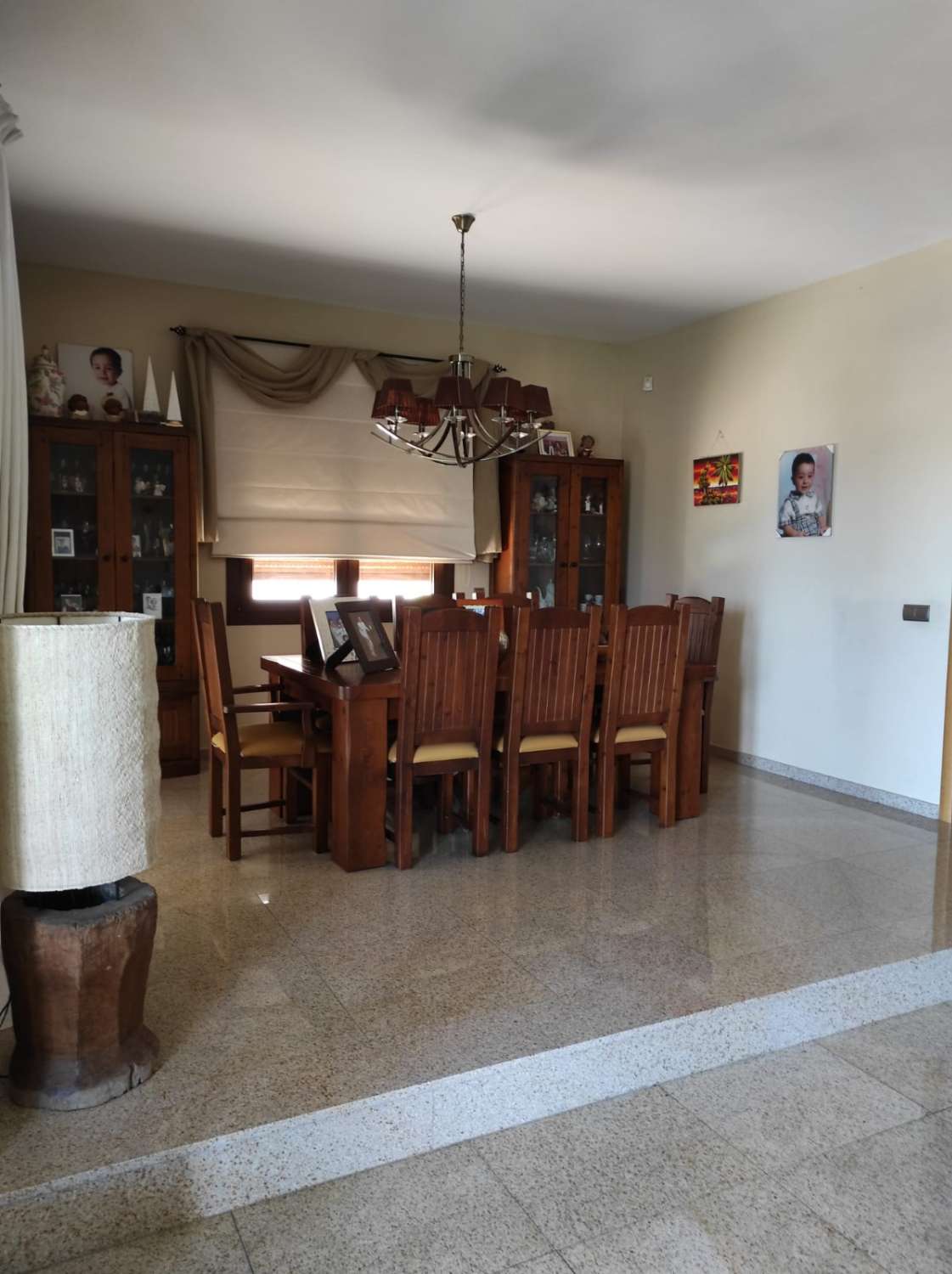 Una casa independiente con 4 dormitorios y 3 baños.  La casa tiene 360m2 con un sótano de 180m2