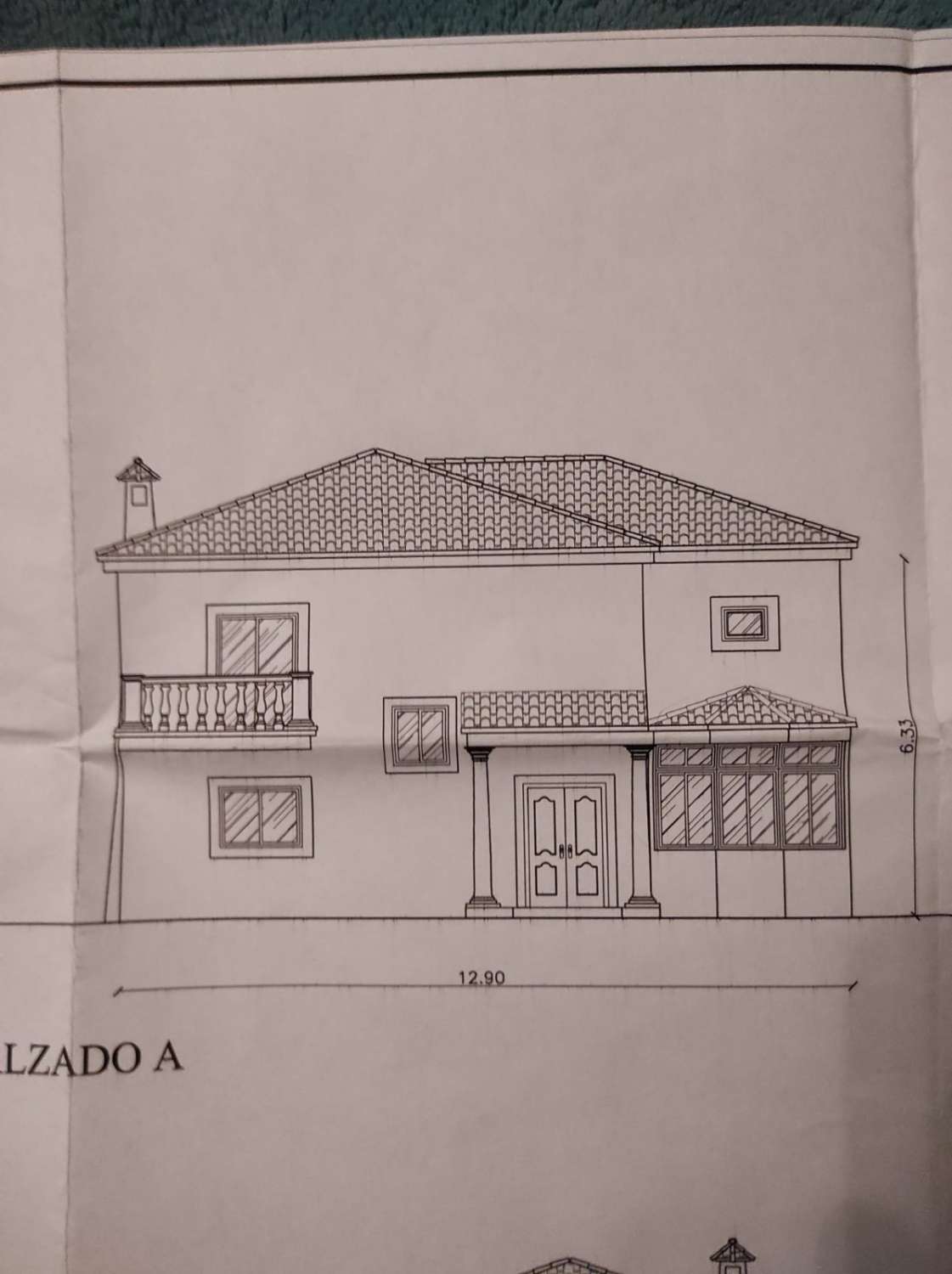 An independent house with 4 bedrooms and 3 bathrooms.  The house has 360m2 with a 180m2 basement