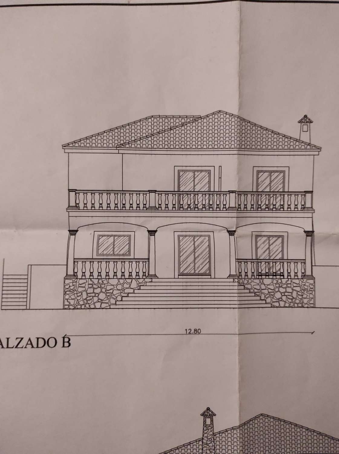 Ett fristående hus med 4 sovrum och 3 badrum.  Huset har 360m2 med 180m2 källare