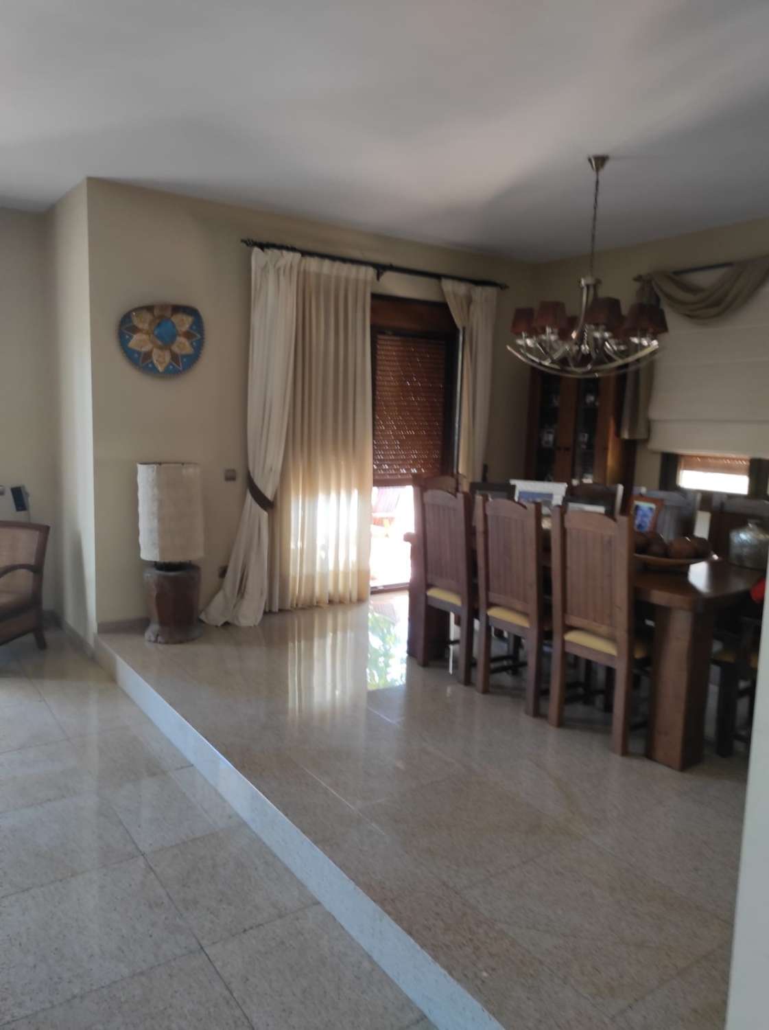 An independent house with 4 bedrooms and 3 bathrooms.  The house has 360m2 with a 180m2 basement