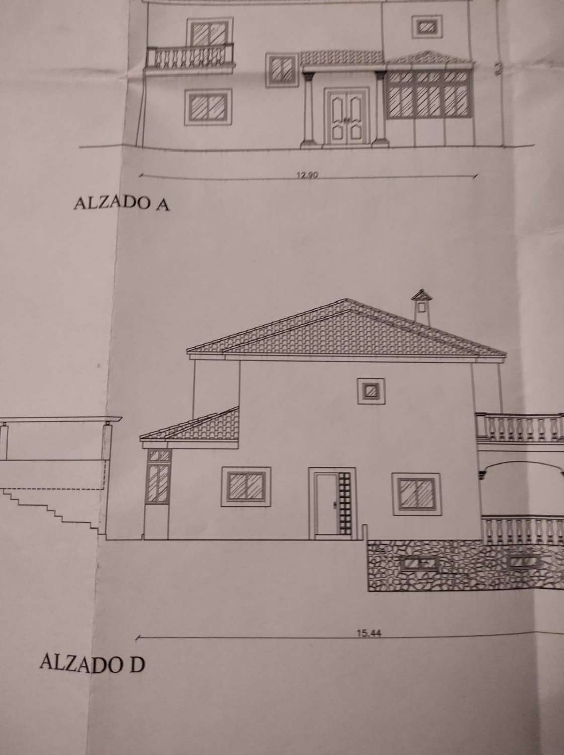 An independent house with 4 bedrooms and 3 bathrooms.  The house has 360m2 with a 180m2 basement