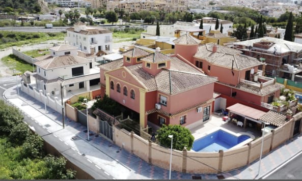 una joya de más de 350m2 dividida en dos casas independientes que se distribuyen en 2 niveles.