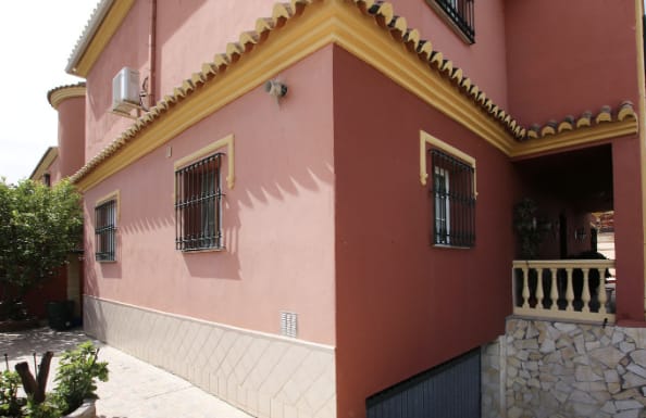 a jewel of more than 350m2 divided into two independent houses that are distributed over 2 levels.